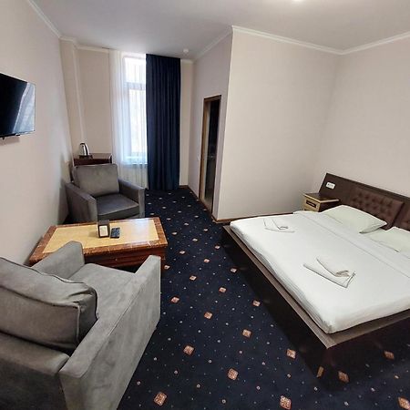 Hotel - Saya ซากาดซอร์ ภายนอก รูปภาพ