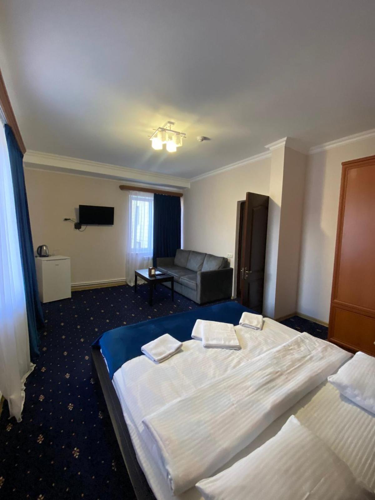 Hotel - Saya ซากาดซอร์ ภายนอก รูปภาพ