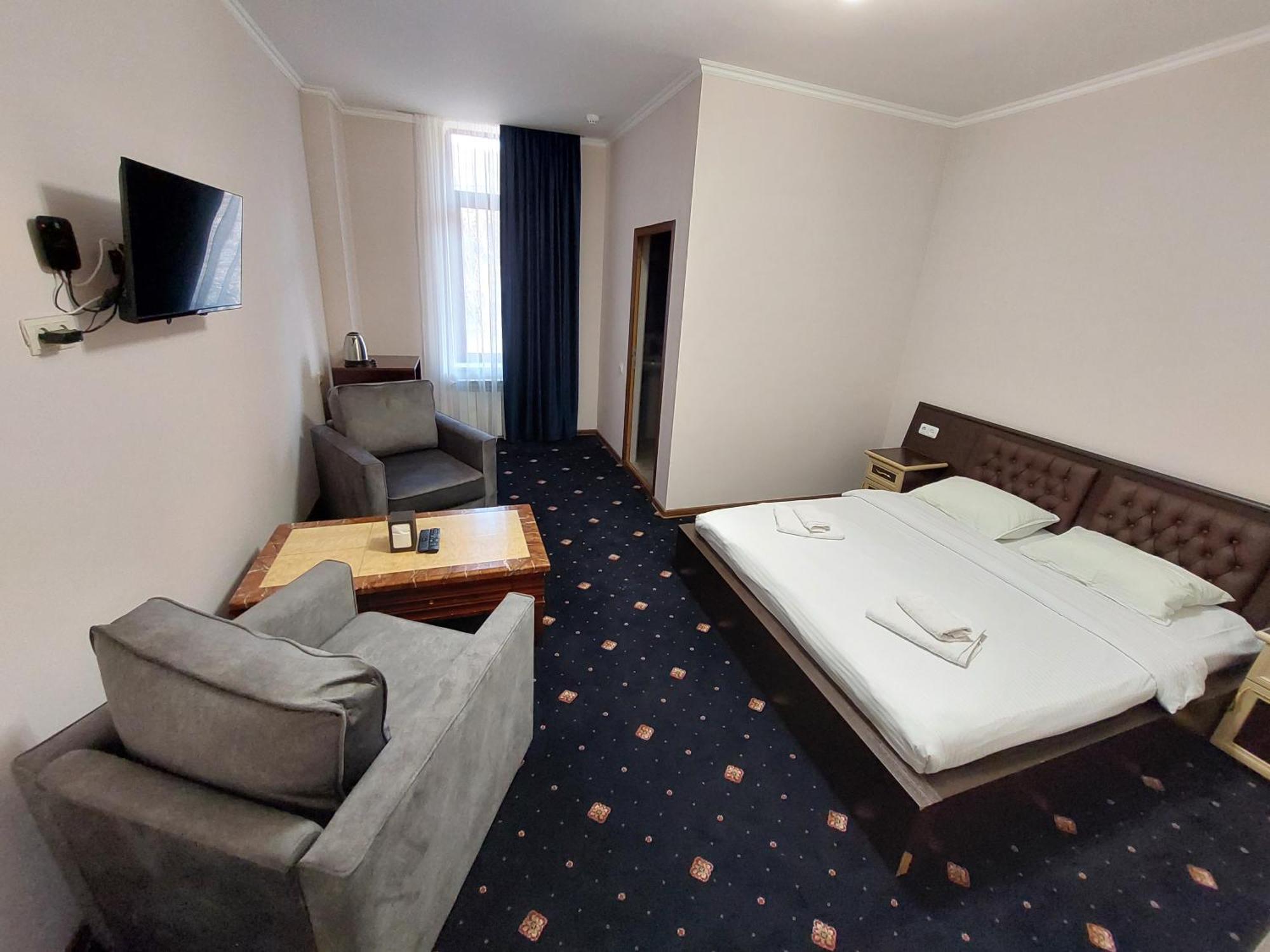 Hotel - Saya ซากาดซอร์ ภายนอก รูปภาพ