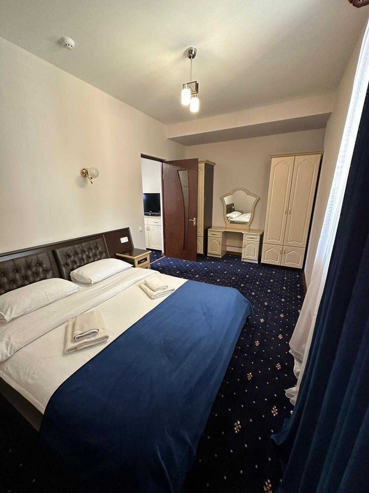 Hotel - Saya ซากาดซอร์ ภายนอก รูปภาพ