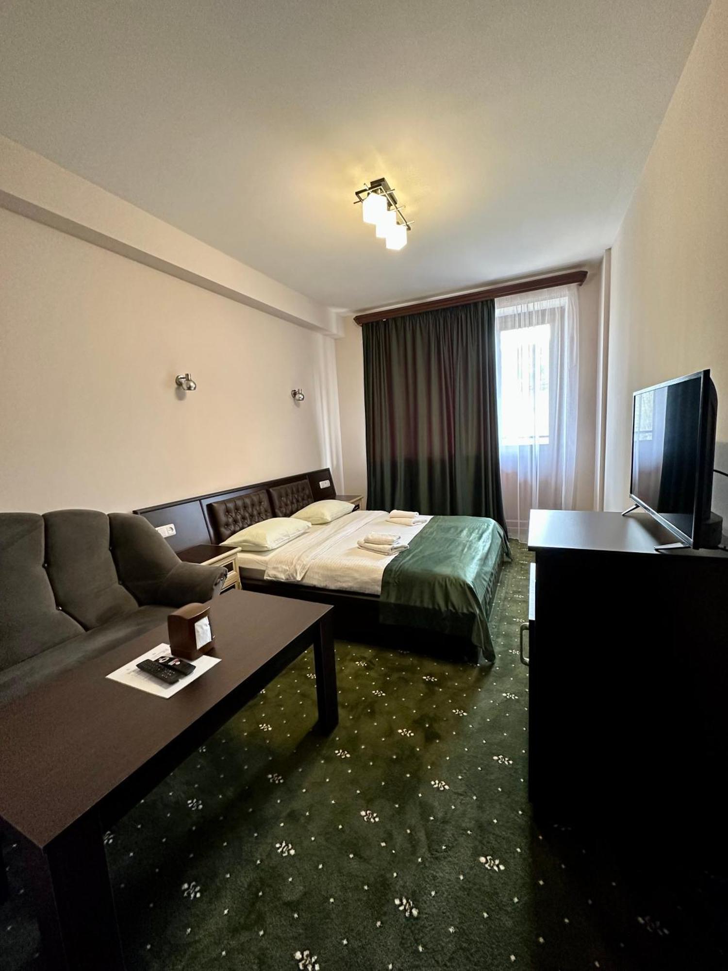 Hotel - Saya ซากาดซอร์ ภายนอก รูปภาพ