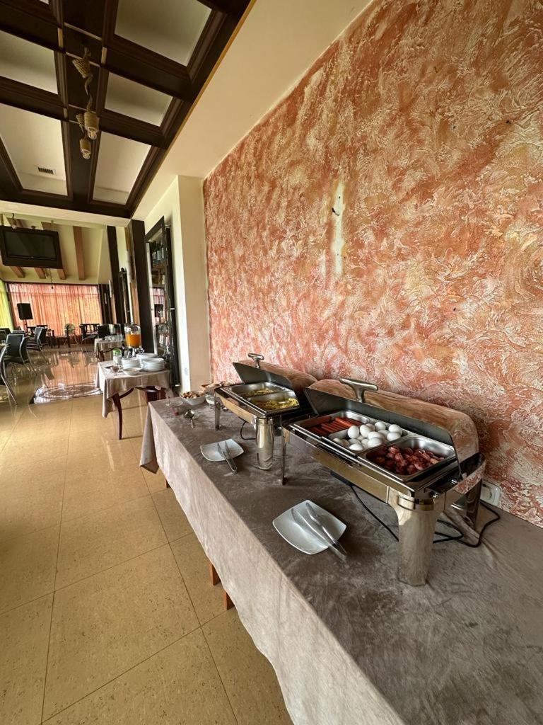 Hotel - Saya ซากาดซอร์ ภายนอก รูปภาพ