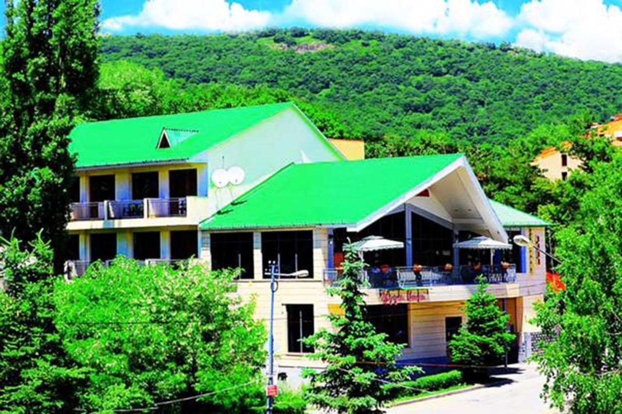 Hotel - Saya ซากาดซอร์ ภายนอก รูปภาพ