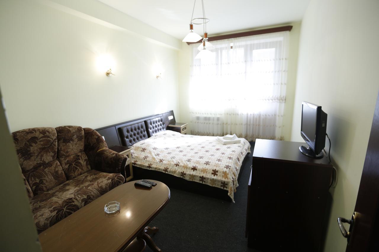 Hotel - Saya ซากาดซอร์ ภายนอก รูปภาพ