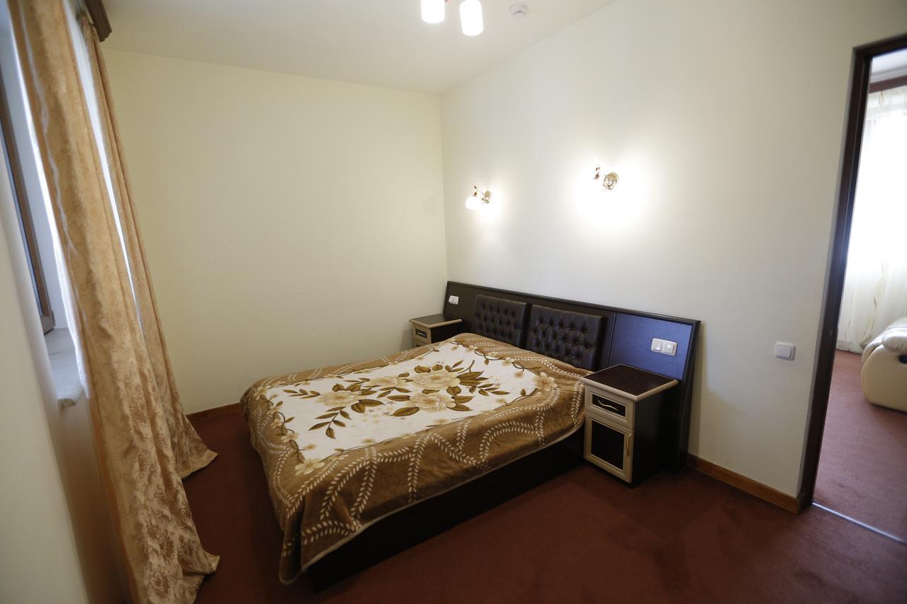 Hotel - Saya ซากาดซอร์ ภายนอก รูปภาพ